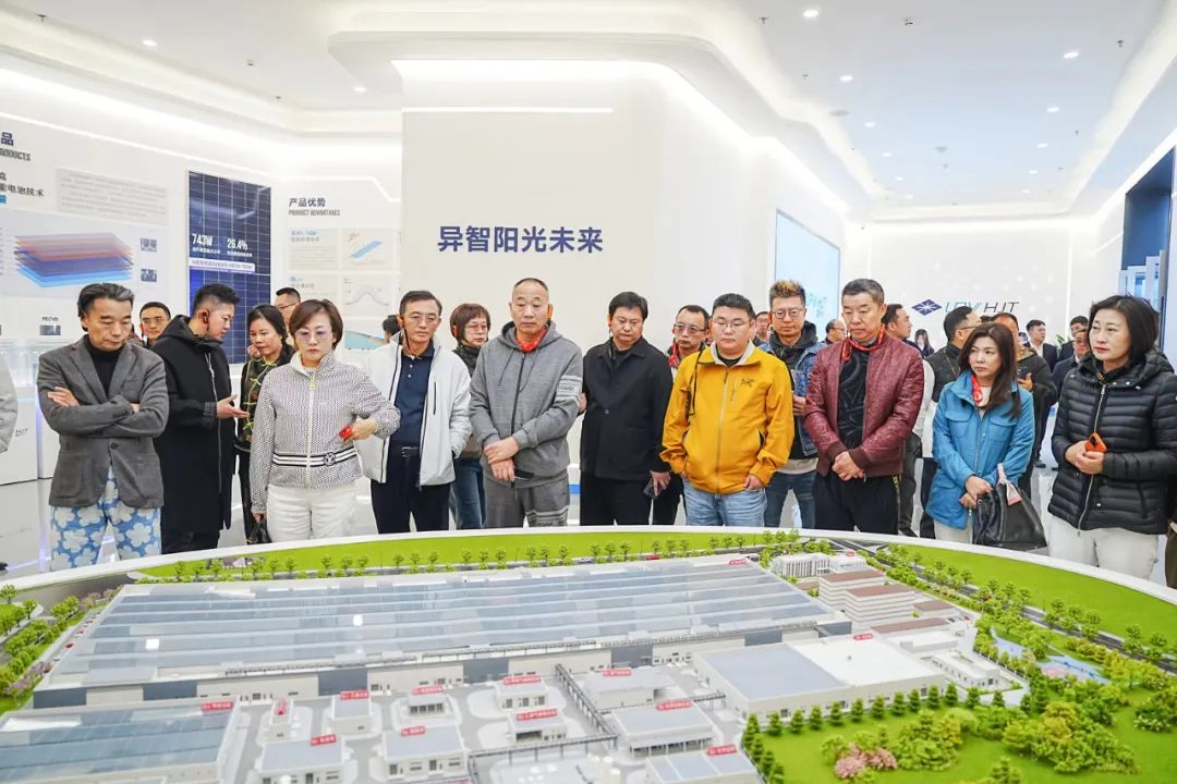 新疆昌吉市市长马长江，长江商学院CEO17期企业家一行莅临琏升光伏参观调研